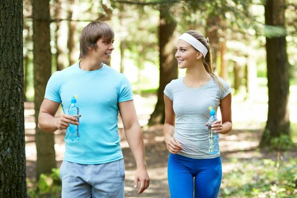 Comment les services de coaching sportif peuvent-ils utiliser la technologie wearable pour personnaliser les programmes d'entraînement ?