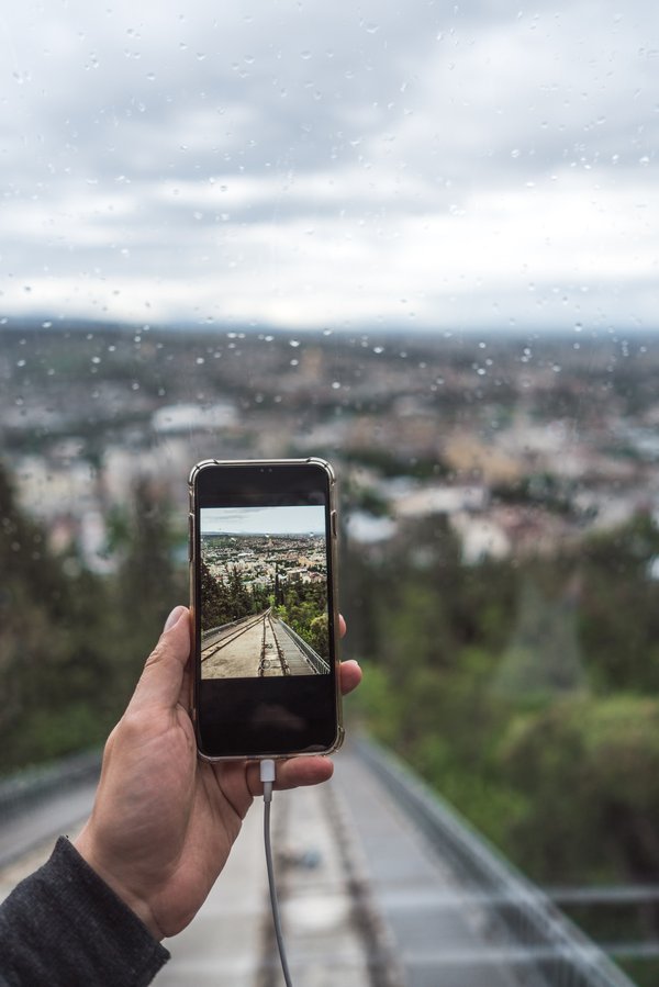Quels sont les avantages de l'utilisation de vidéos en direct pour les lancements de produits tech ?