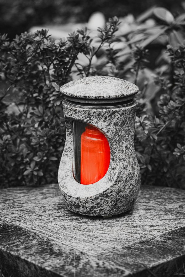 Créez une plaque funéraire unique et personnalisée